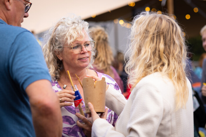 Collega's op openingsfeest georganiseerd door Medical