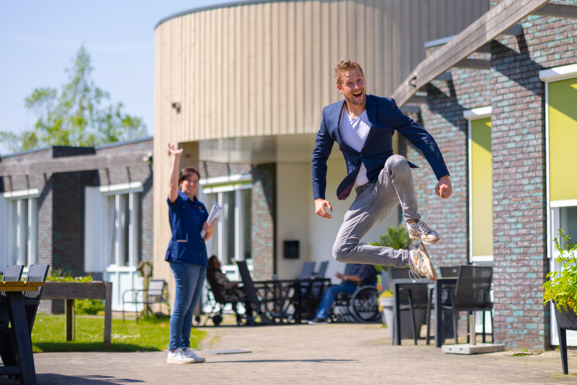 Man die bij een zorginstelling in de lucht springt