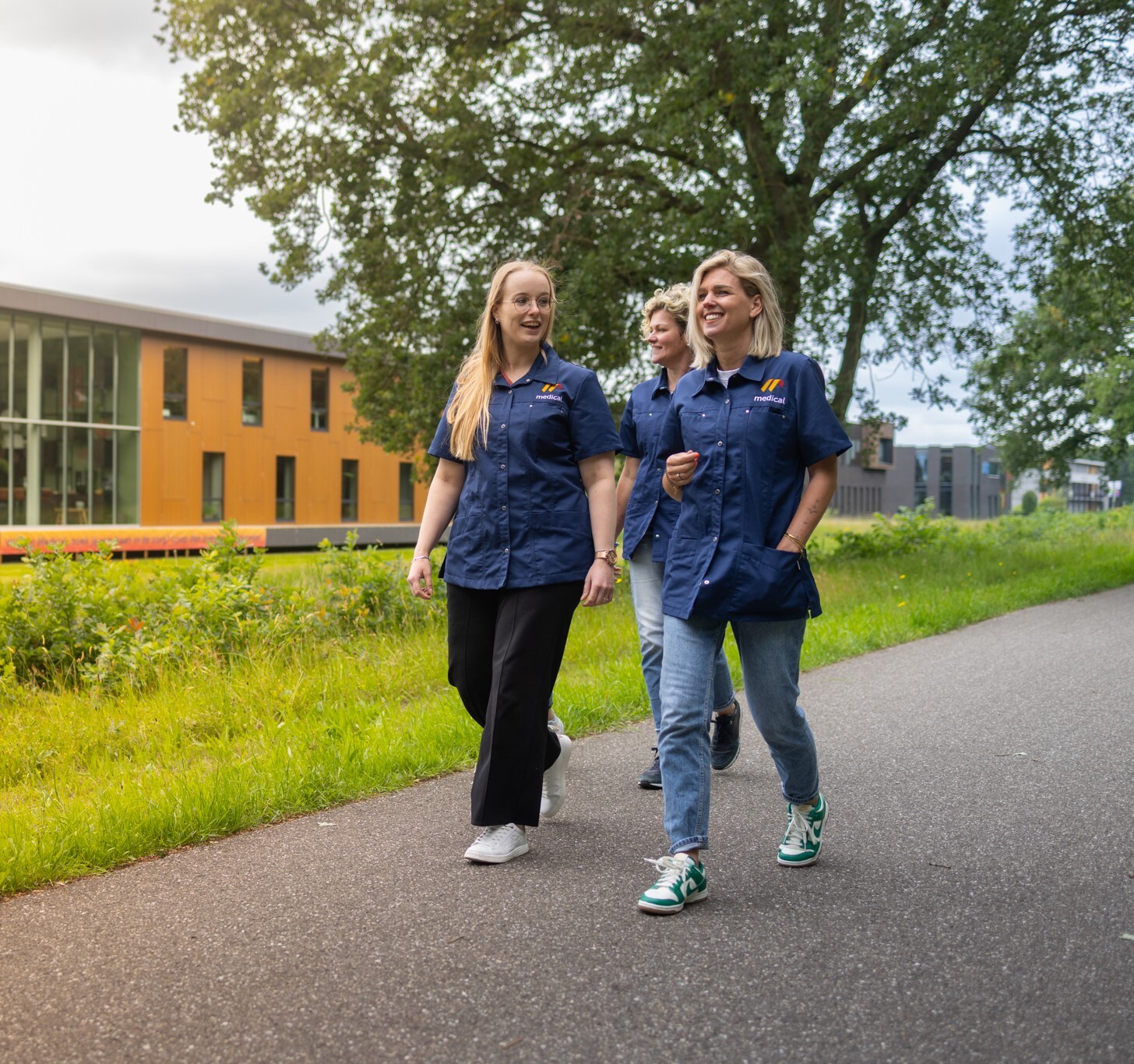 Collega's in werkuniform buiten aan het wandelen