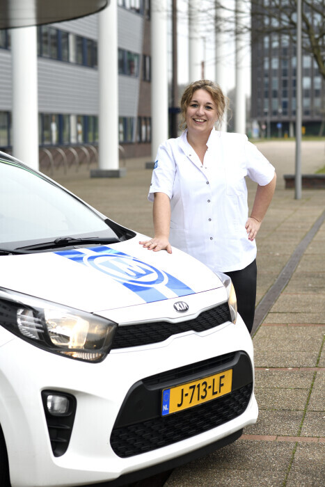 Verpleegkundige met haar werkauto: stap over van zzp ouderenzorg naar loondienst en word collega's